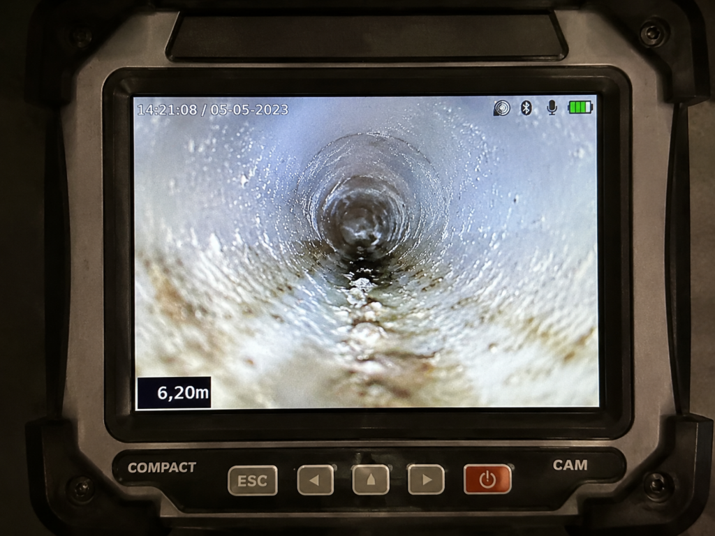 Vue d'un écran d'endoscope montrant l'intérieur d'une canalisation.